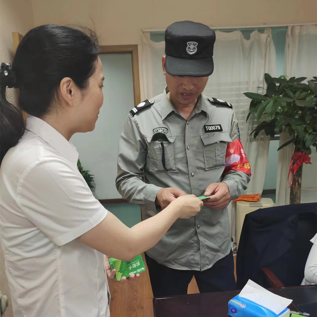 建華市場工會為全體職工發放端午慰問品